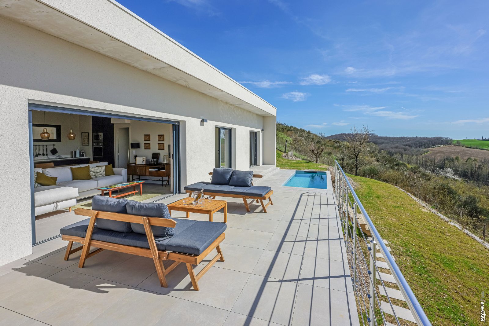 VILLA LE BELVEDERE – DESIGN – PISCINE – VUE